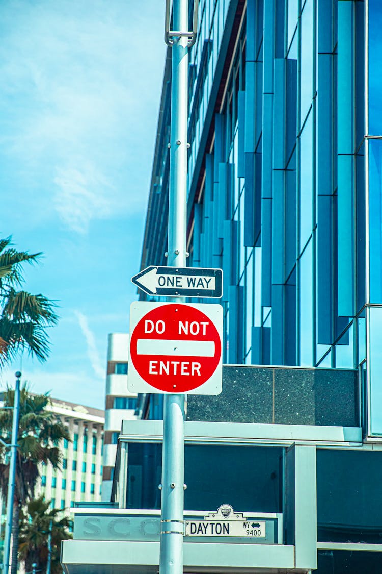 A One Way And Do Not Enter Signs Posted On A Pole