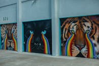 洛杉矶的彩色涂鸦以豹子、黑豹和老虎为特色，并带有彩虹色的眼泪