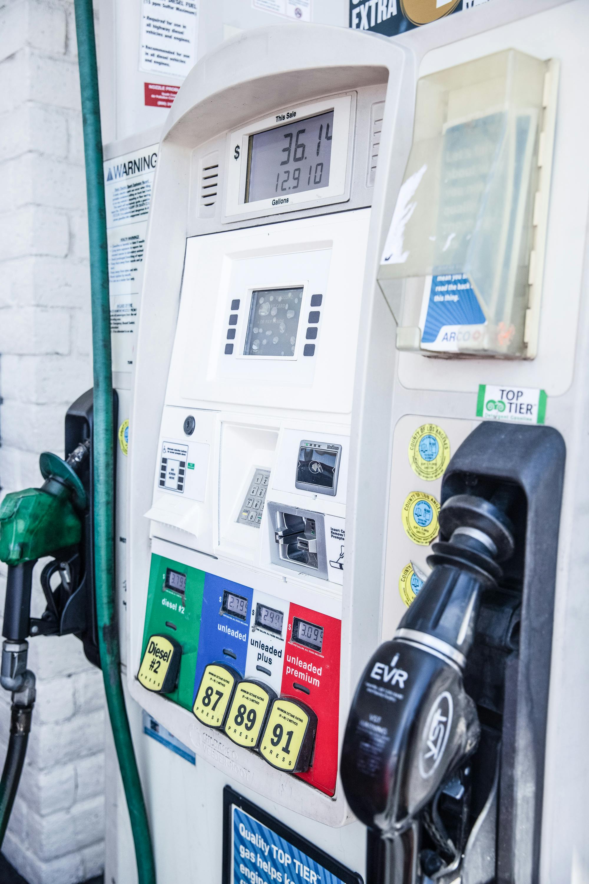 Leggero calo del prezzo della benzina in modalità self-service in Italia