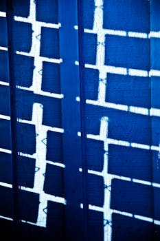 纹理蓝色墙壁上形成了垂直抽象阴影的图案