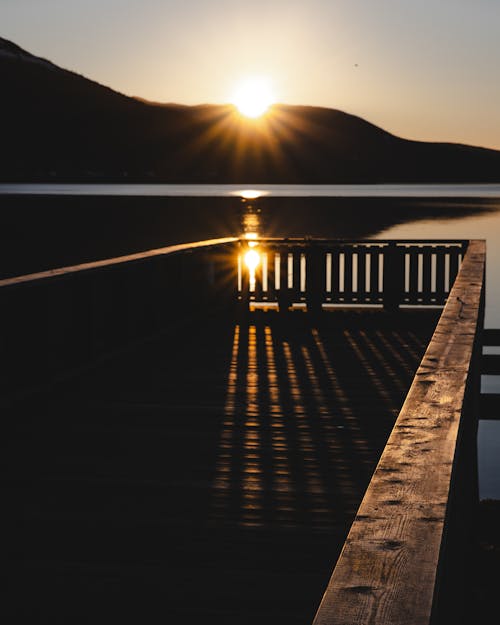 Foto profissional grátis de alvorecer, cair da noite, deck de madeira