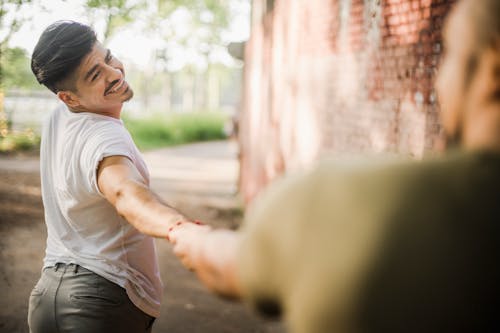 Foto profissional grátis de adulto, afeição, ao ar livre