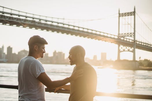 日落时分，一对夫妇在桥上共享片刻，象征着爱与联系