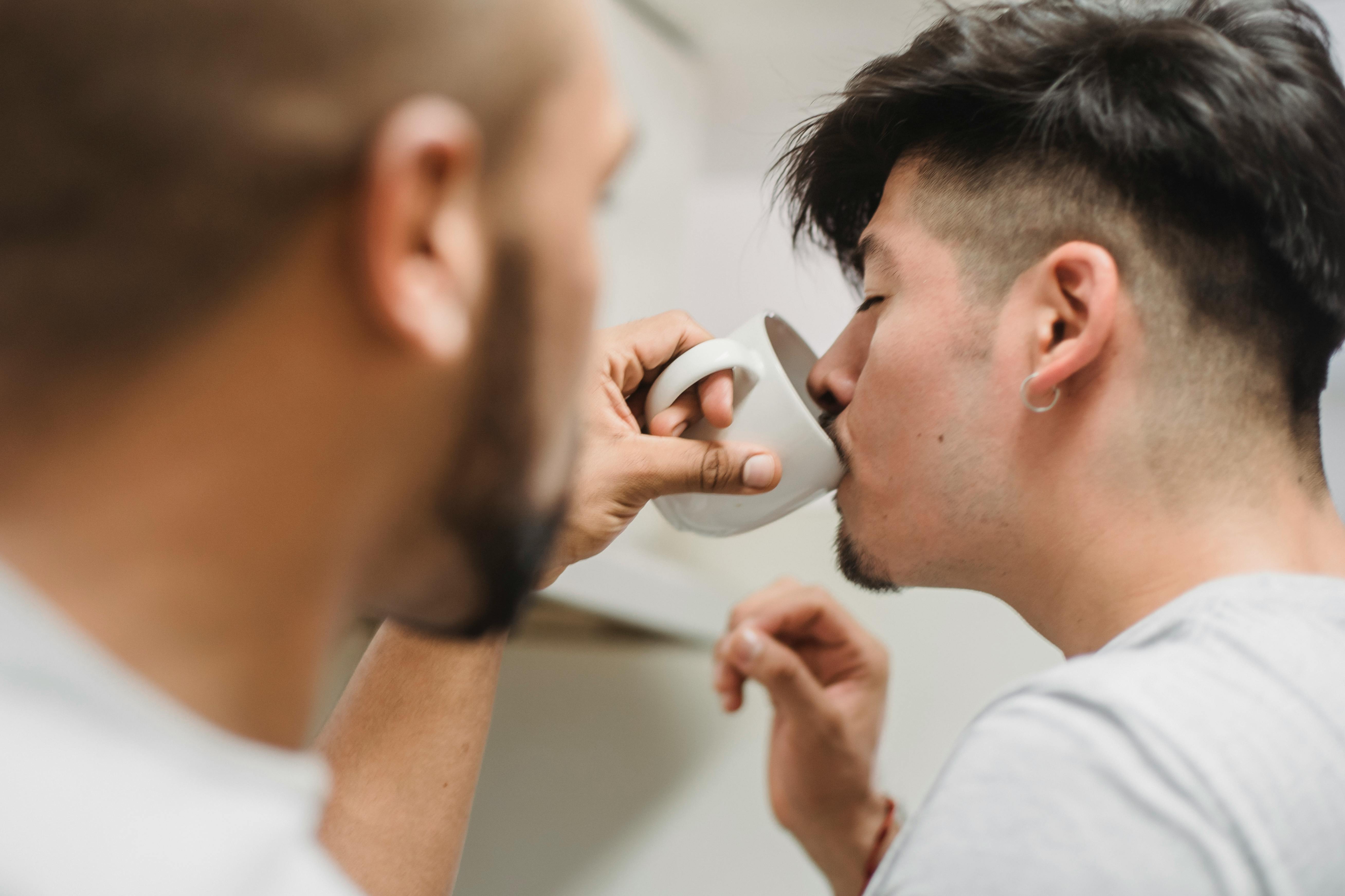 两名男子在家中特写分享早晨的咖啡时刻