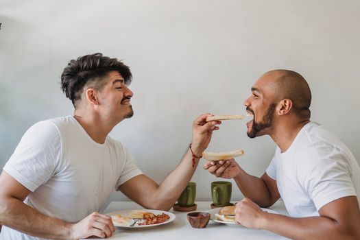 幸福的夫妇在室内共进早餐，象征着爱与联系