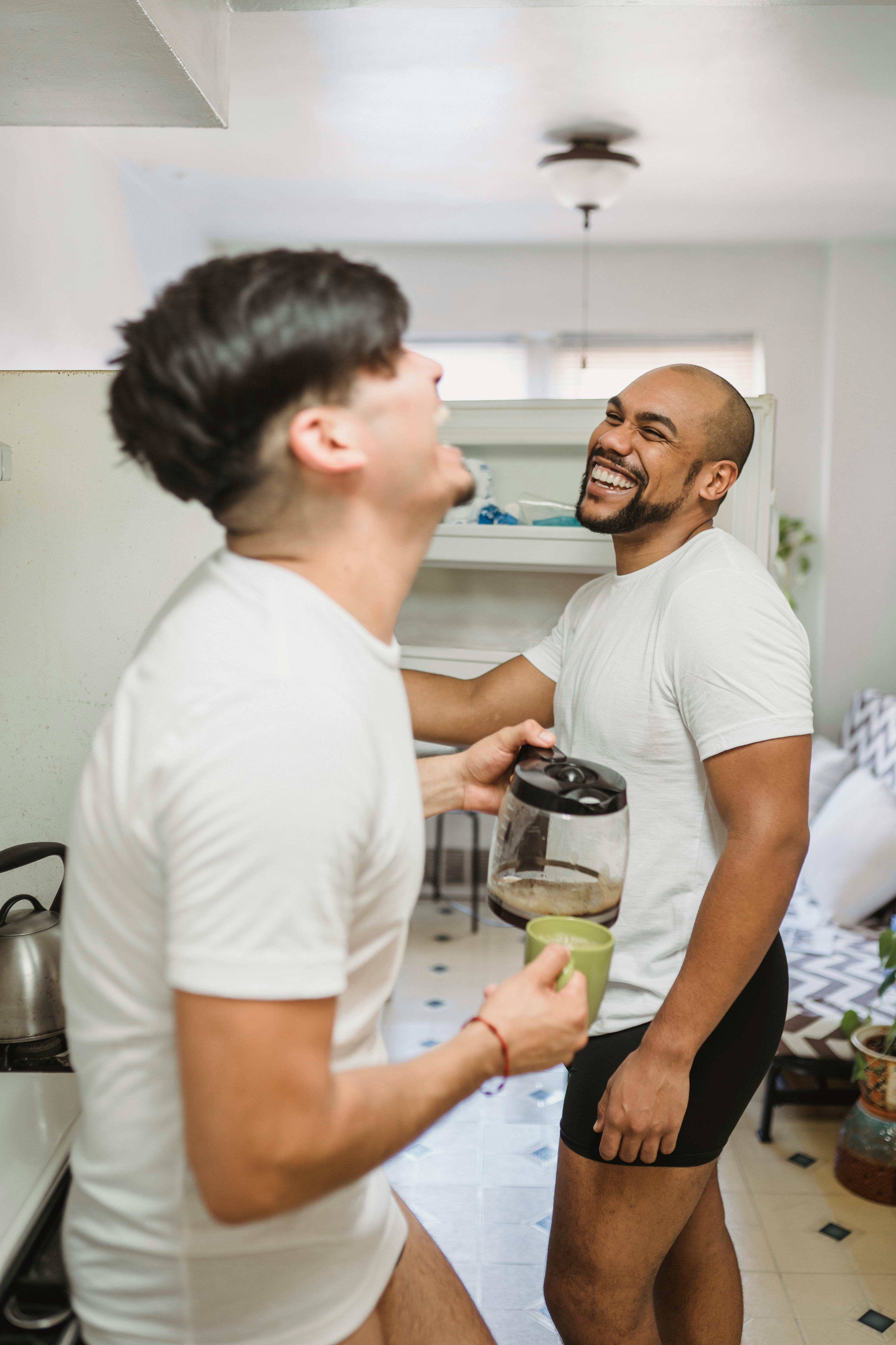 一对幸福的夫妇在厨房里笑着喝咖啡，共度清晨时光