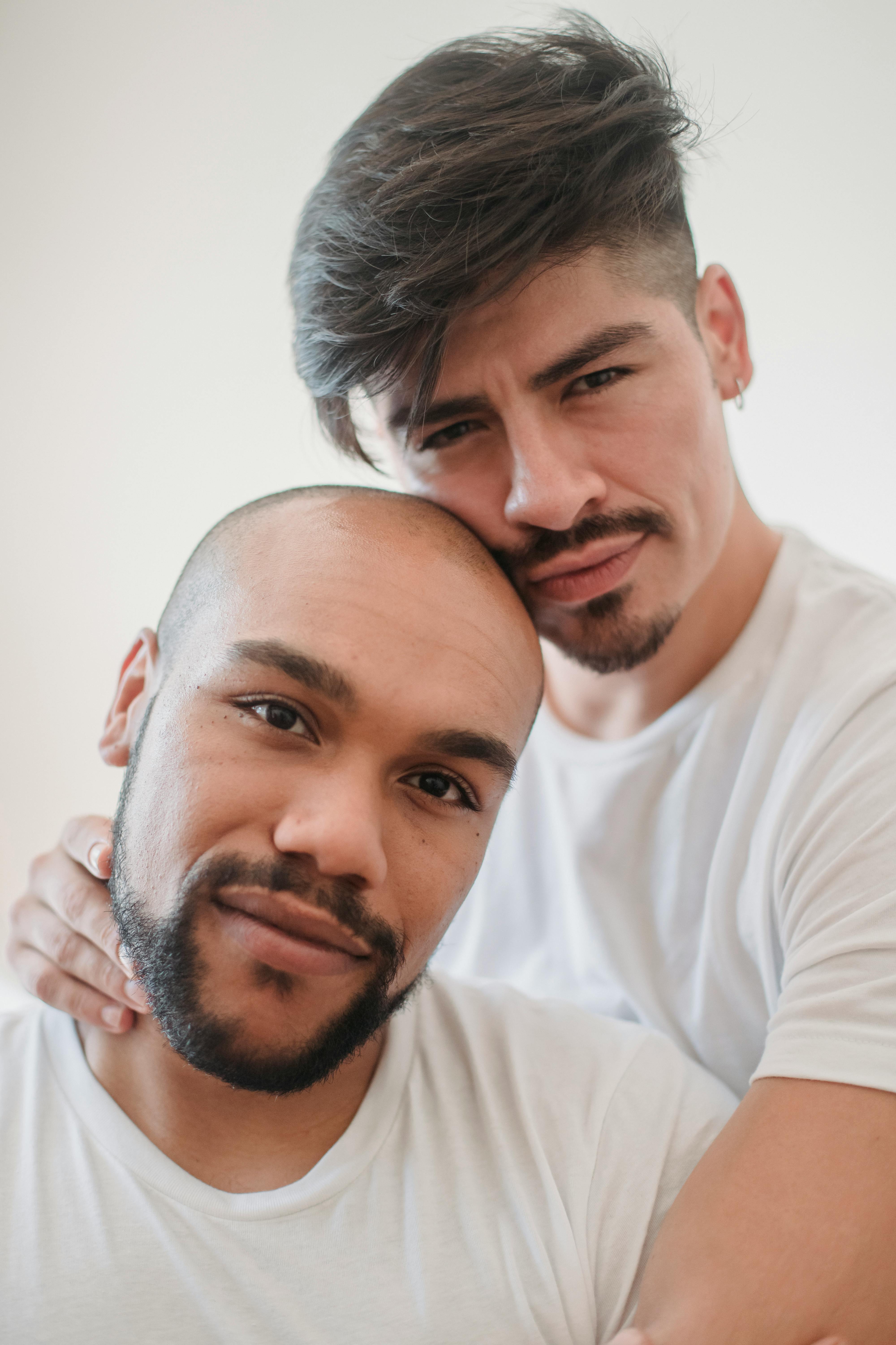 Foto de stock gratuita sobre abrazando, barba, calvo, familia, fondo  blanco, gay, fotos de hombres, pareja, retrato, tiro vertical