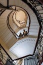 从上面观察，华丽的螺旋楼梯令人头晕目眩