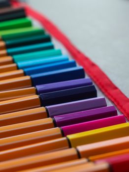彩色记号笔在盒子中的特写，展示了各种充满活力的色调