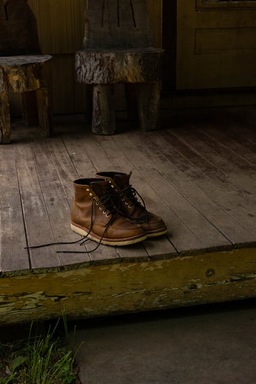 Free Gratis lagerfoto af brune læder støvler, fodtøj, lodret skud Stock Photo