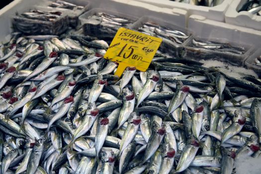 Fresh fish displayed on ice at a market, featuring a variety of species ready for sale.