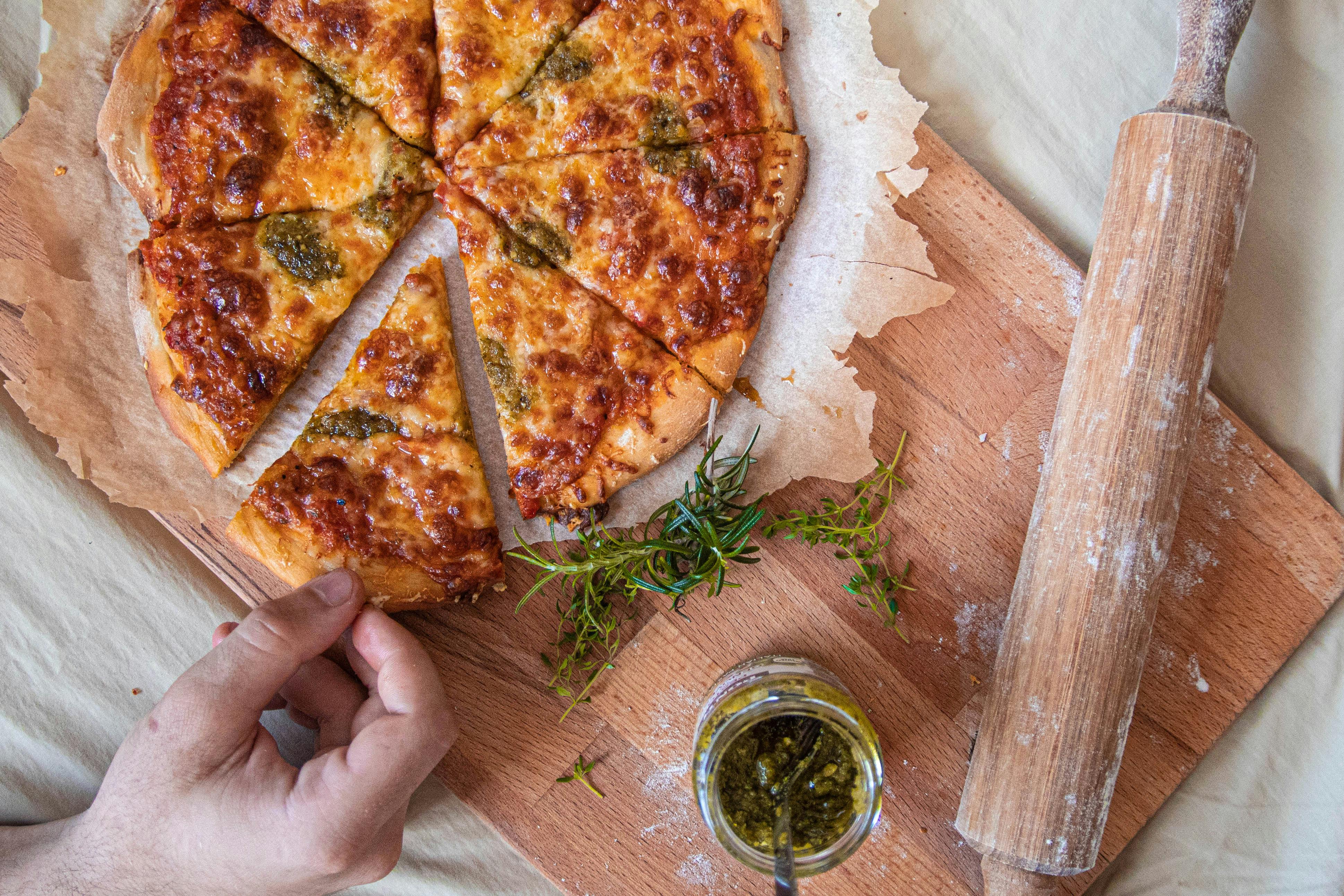 Recipe: Pinsa bread with pesto and three cheeses