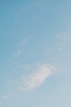 这张以清澈蓝天和缕缕云朵为主题的极简主义照片，非常适合用作背景