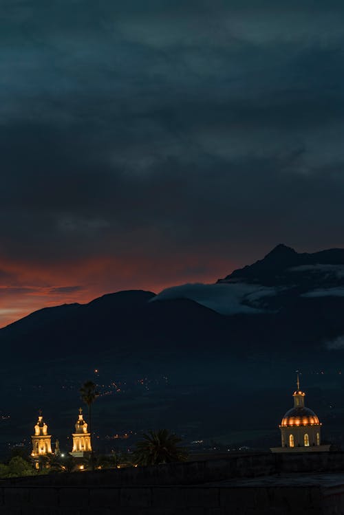 Gratis lagerfoto af bjerg, cielo con montaña, ciudad noche