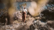 白天，浪漫的情侣在风景如画的湖边宁静的自然环境中漫步