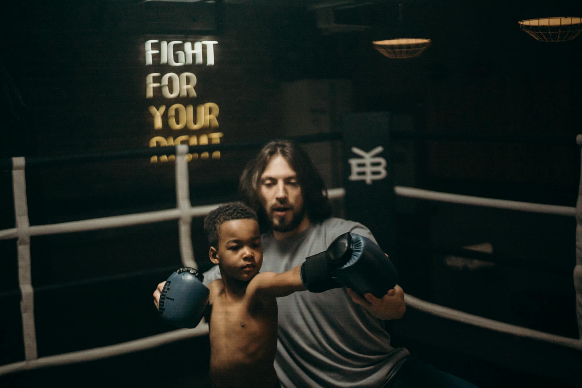 L'homme aux gants de boxe noirs