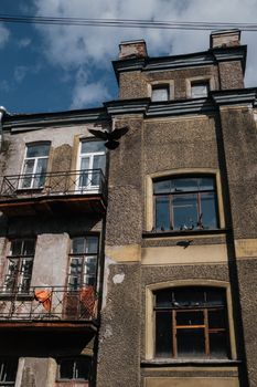 天空晴朗，阳台上的复古建筑外观陈旧，细节斑驳