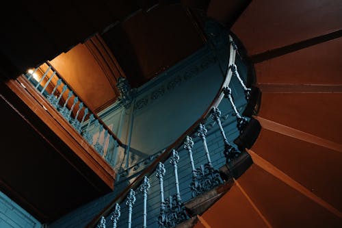 Escada Em Espiral Marrom Com Grades De Aço Inoxidável