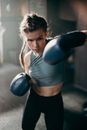 专注的女拳击手挥出强拳，展现出力量与决心