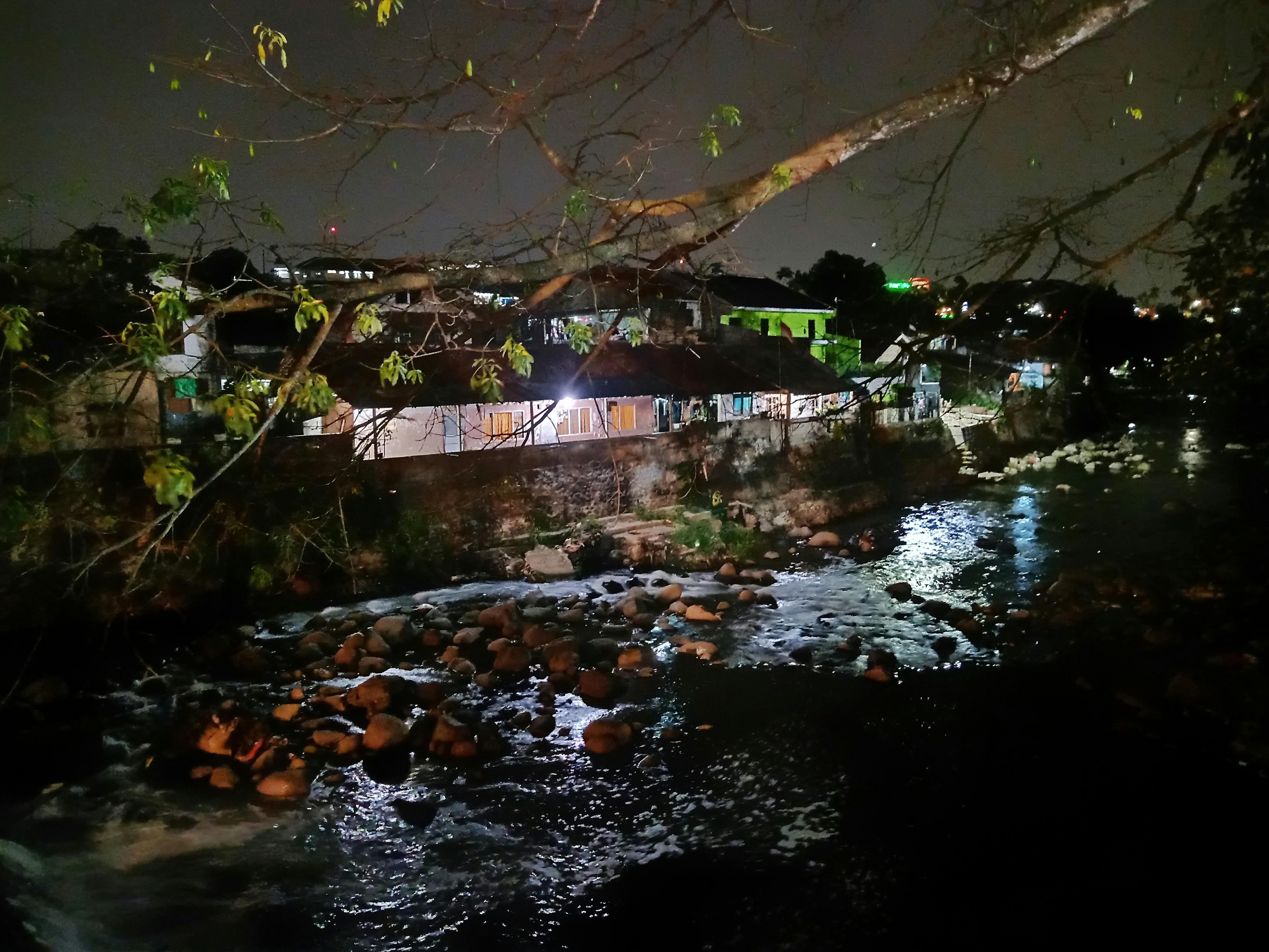 러닝 전 스트레칭하는 러너