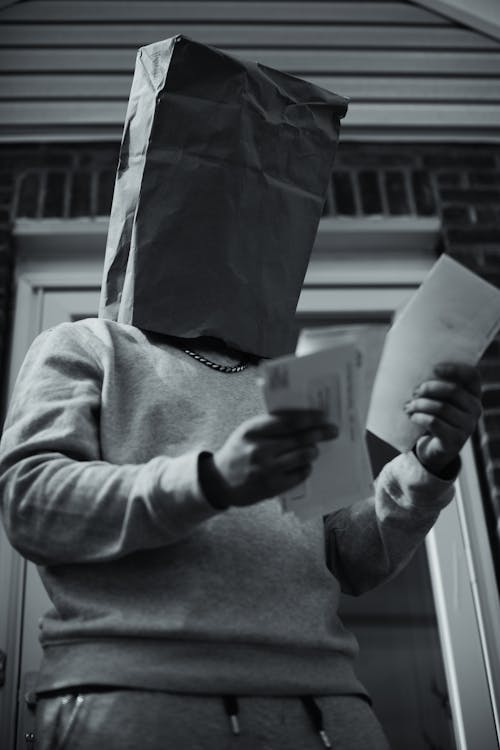 Фотография человека, держащего бумагу в оттенках серого