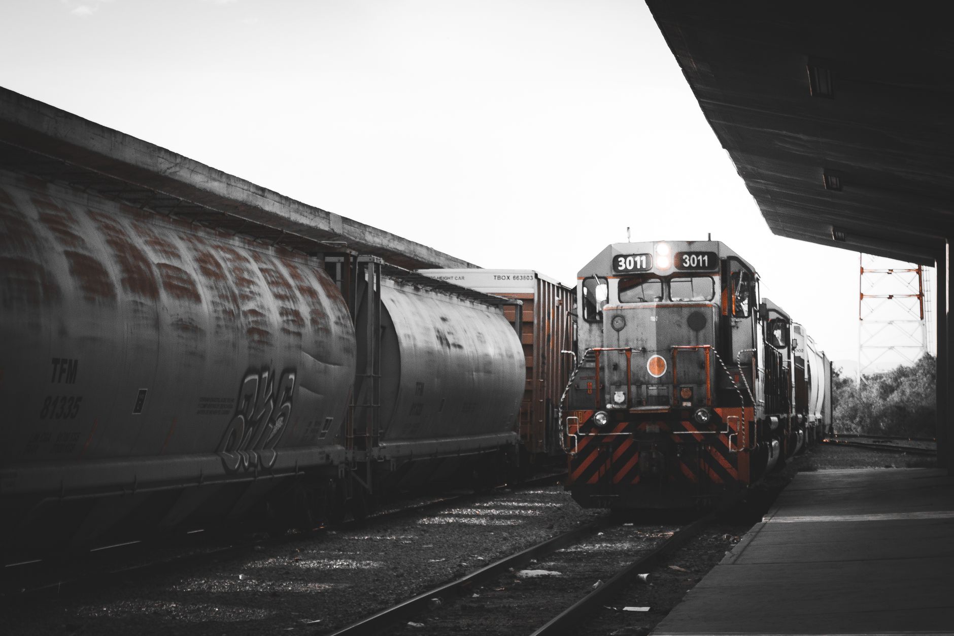 Meksika'da yük treni raylarda ilerliyor