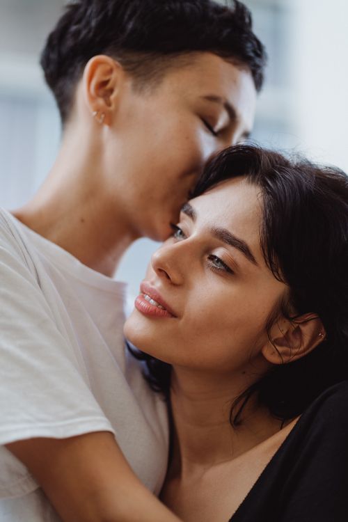 Free A heartfelt moment capturing love and affection between two women in a peaceful embrace. Stock Photo