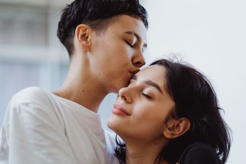 Free A young couple shares a tender moment, highlighting affection and intimacy. Stock Photo