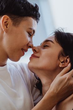 两个幸福的人深情拥抱的亲密时刻