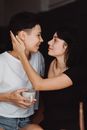 这是一幅室内特写肖像，捕捉了两个女人在深情时刻分享爱意目光的瞬间