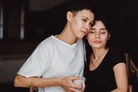 夫妇捧着咖啡杯相拥，一同享受这平静的时刻