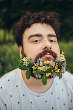 一位留着彩色花须的男子的创意肖像，将自然与风格融为一体