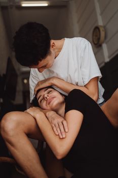 两个女人在舒适的室内环境中温柔相爱的时刻，传递出温暖与亲密