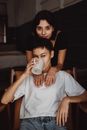 这幅照片描绘了一对夫妇在室内端着咖啡杯，共享宁静时刻的温暖肖像