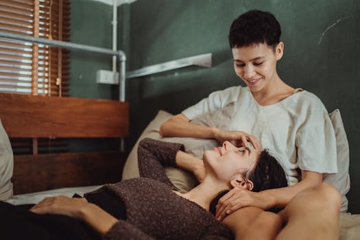 情侣在装饰时尚的卧室里相拥，一起享受平静的时刻