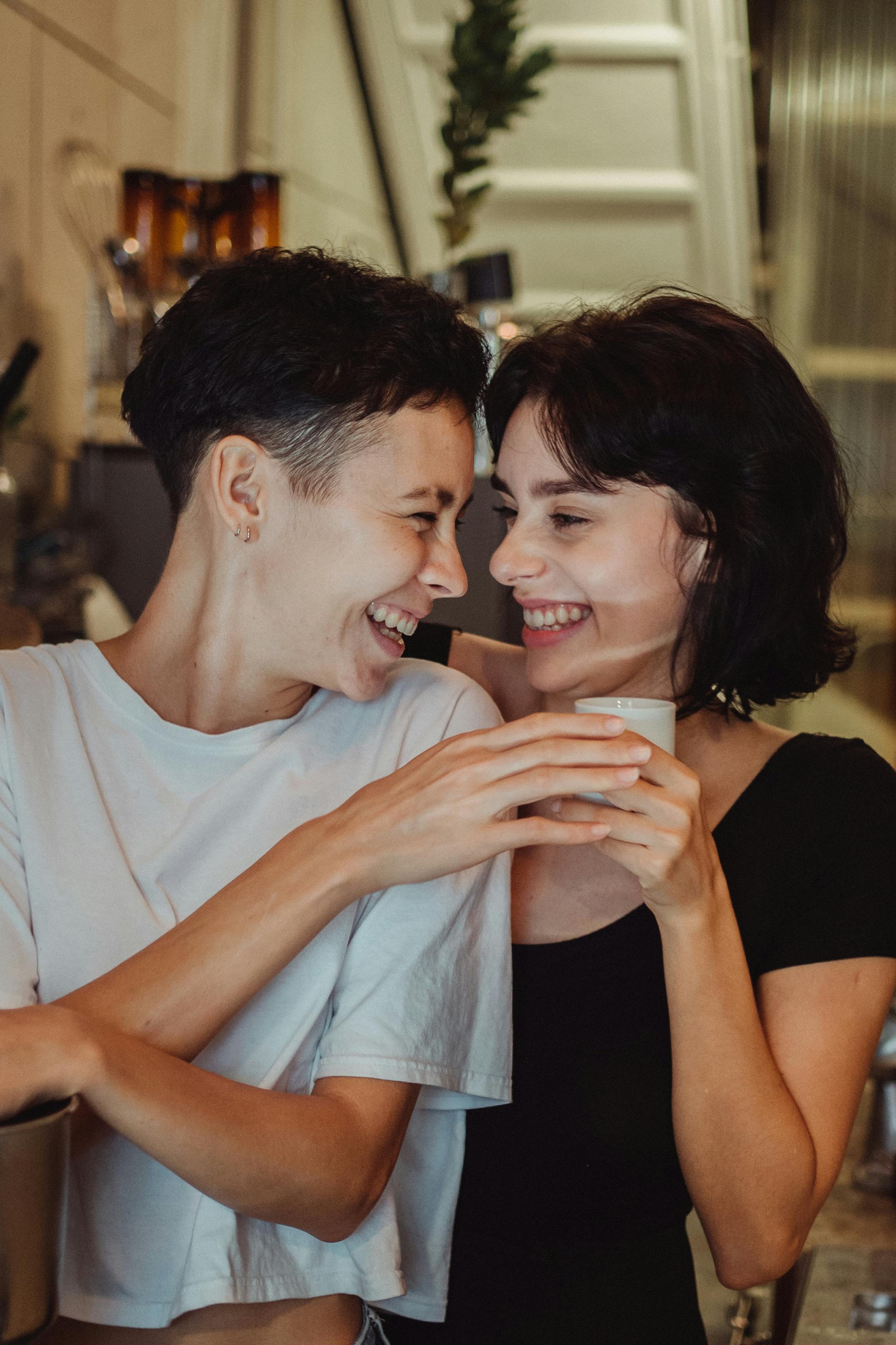 一对快乐的夫妇在室内共享咖啡的迷人肖像，洋溢着幸福感