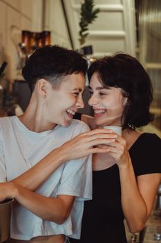 一对快乐的夫妇在室内共享咖啡的迷人肖像，洋溢着幸福感