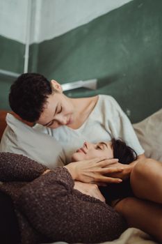 两个人在室内的床上放松，共度温柔时光