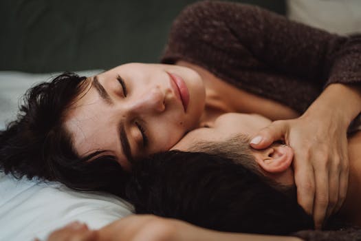 特写镜头温柔地展示了一对夫妇拥抱的亲密与爱