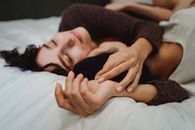 特写镜头中，一对夫妇在床上相拥，在平静的氛围里传递出温暖与亲密
