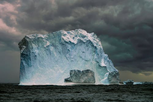 Darmowe zdjęcie z galerii z chmura burzowa, góra lodowa, klimat polarny