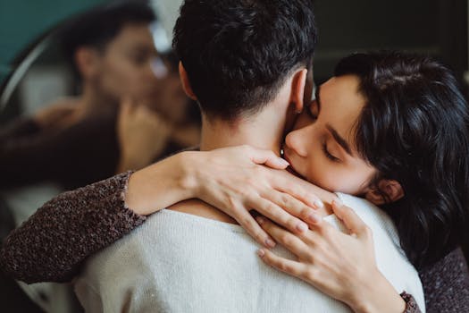 特写镜头中亲密的拥抱，展现了室内的爱与联系