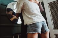 室内镜中，映照着两人拥抱时温暖而亲密的时刻