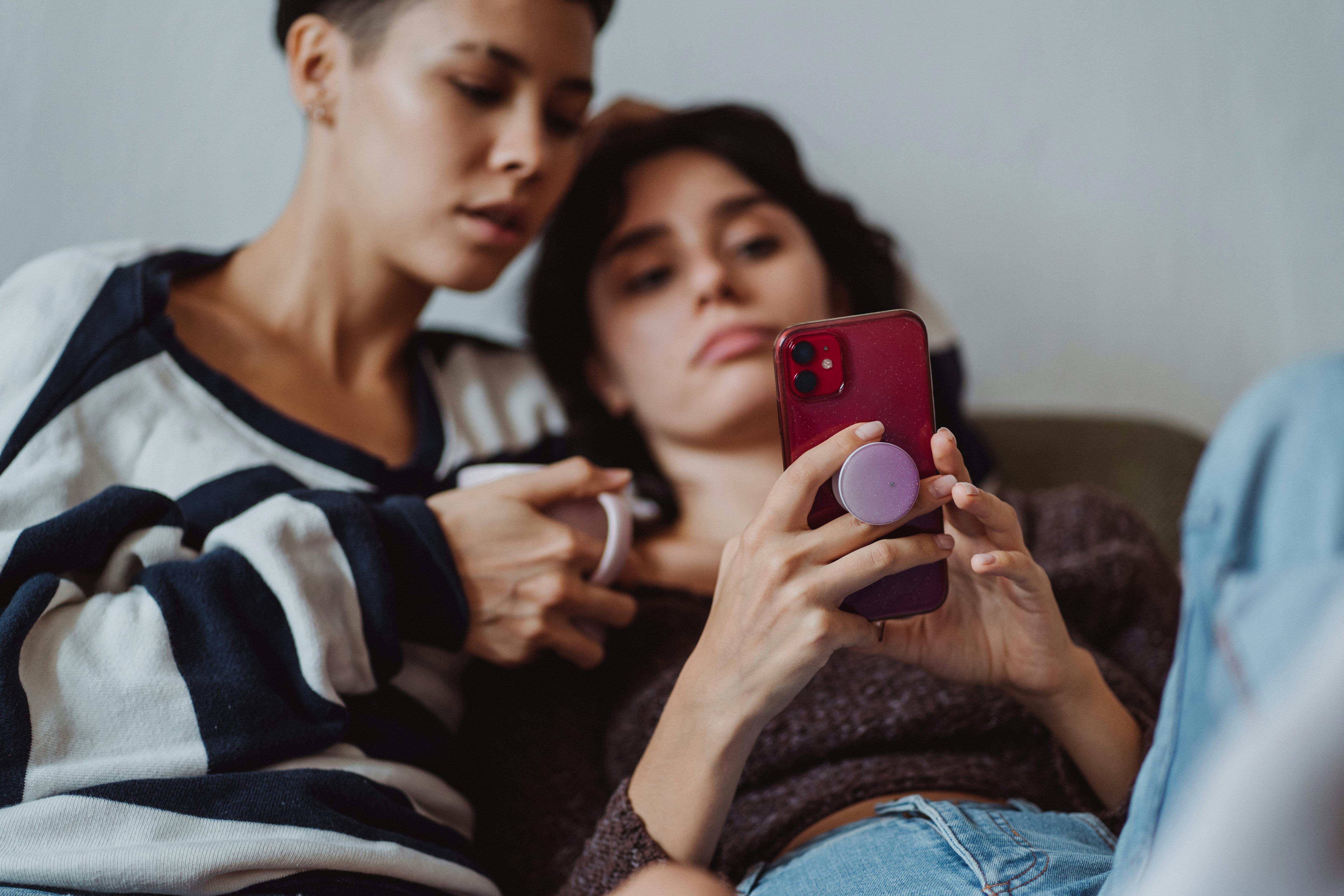 Gratis Fotos de stock gratuitas de cabello moreno, celular, hembra Foto de stock