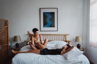 一对顽皮的夫妇在舒适的卧室里享受着轻松时光