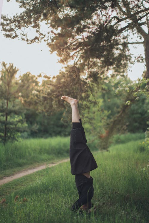 Бесплатное стоковое фото с sirsasana, вертикальный выстрел, здоровый образ жизни