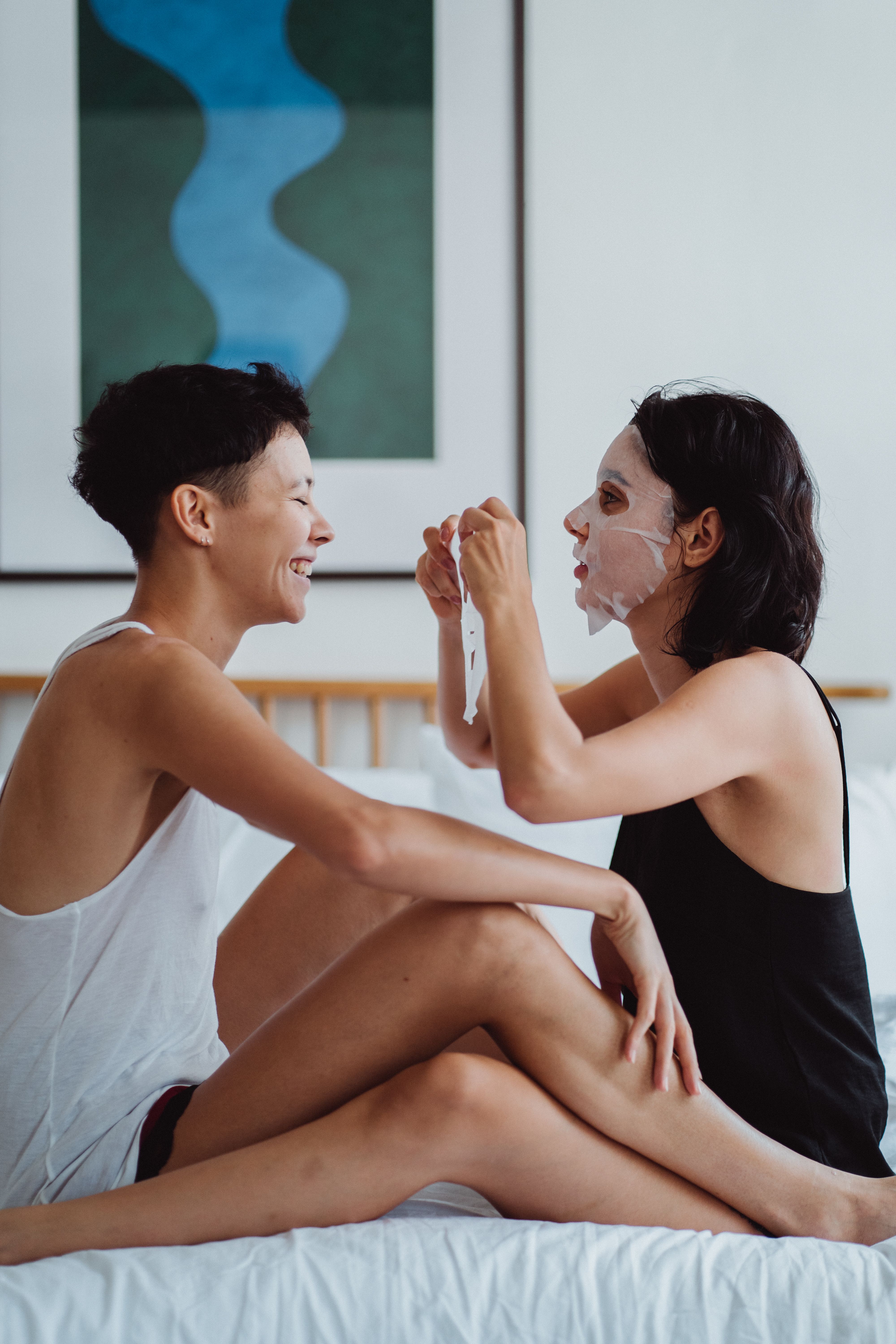 一对快乐的夫妇在轻松的环境中敷上面膜，享受护肤时光