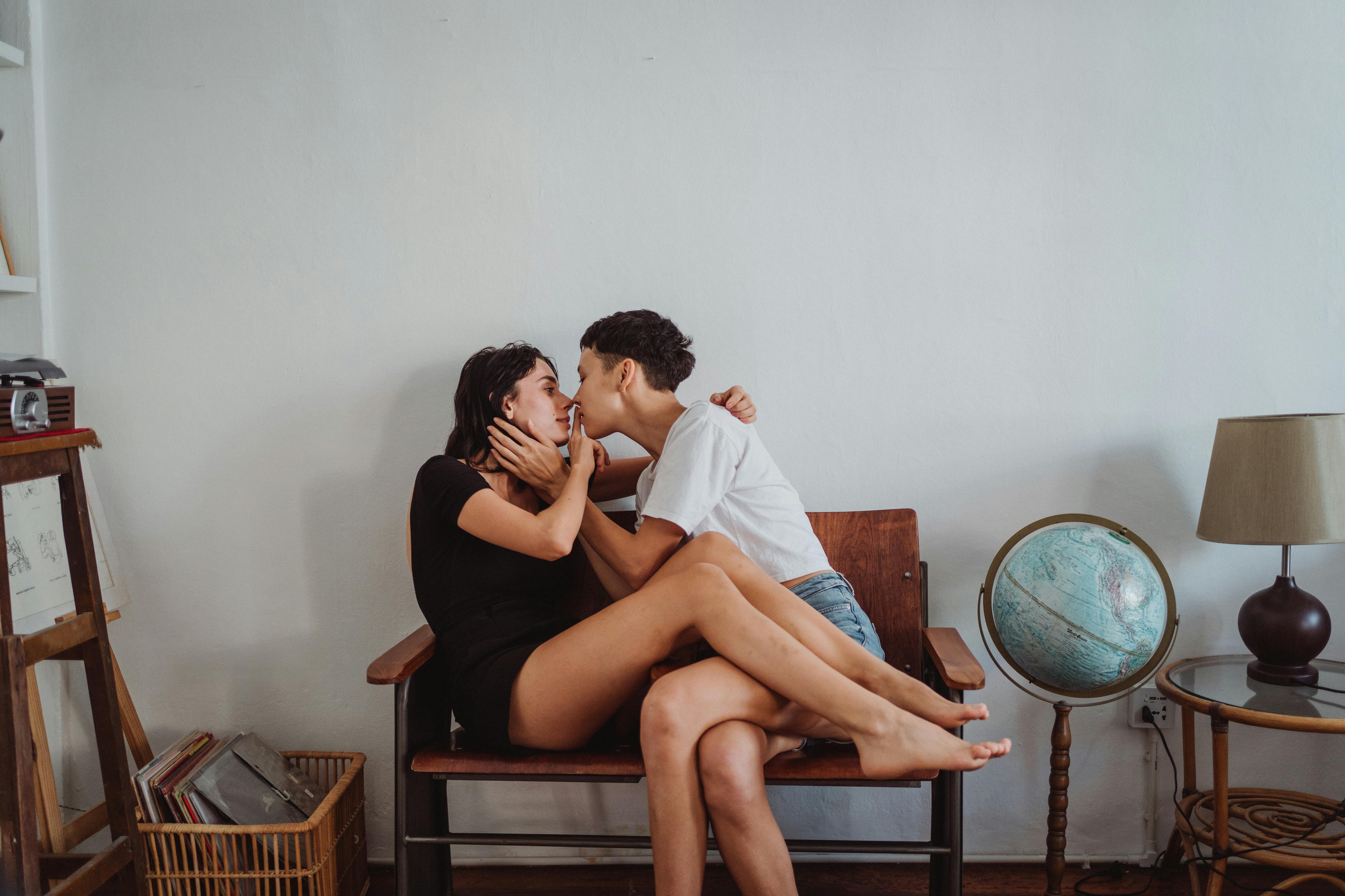 一对恩爱夫妇在家中分享亲密时刻，传递着爱与温暖