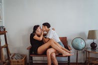 一对恩爱夫妇在家中分享亲密时刻，传递着爱与温暖