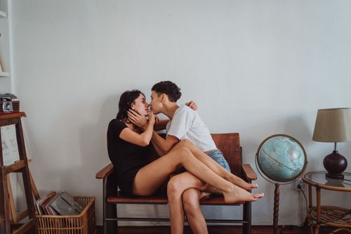 Free A loving couple sharing an intimate moment at home, conveying affection and warmth. Stock Photo